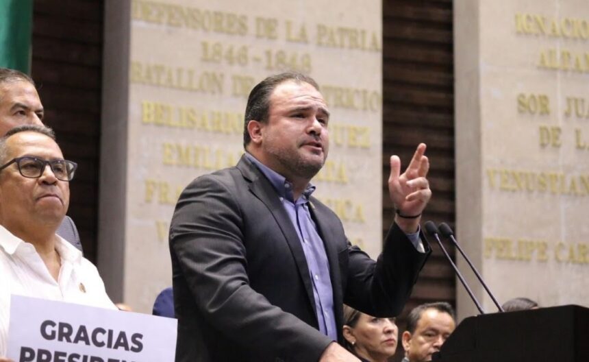 Naveda lleva electricidad a comunidad rural de Xico, Veracruz