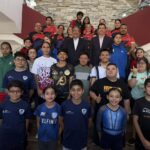 Andrés Mijes entrega apoyos a deportistas en Escobedo