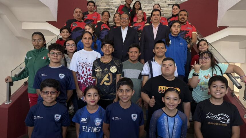 Andrés Mijes entrega apoyos a deportistas en Escobedo