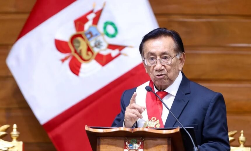 José María Balcázar asume presidencia interina de Perú
